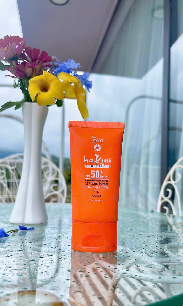 Kết cấu Kem Chống Nắng Hakami SPF50+ PA++++ Kem Chống Nắng Hakami với kết cấu mỏng nhẹ, dễ tán, phù hợp cho nhiều loại da, đặc biệt là da nhạy cảm.