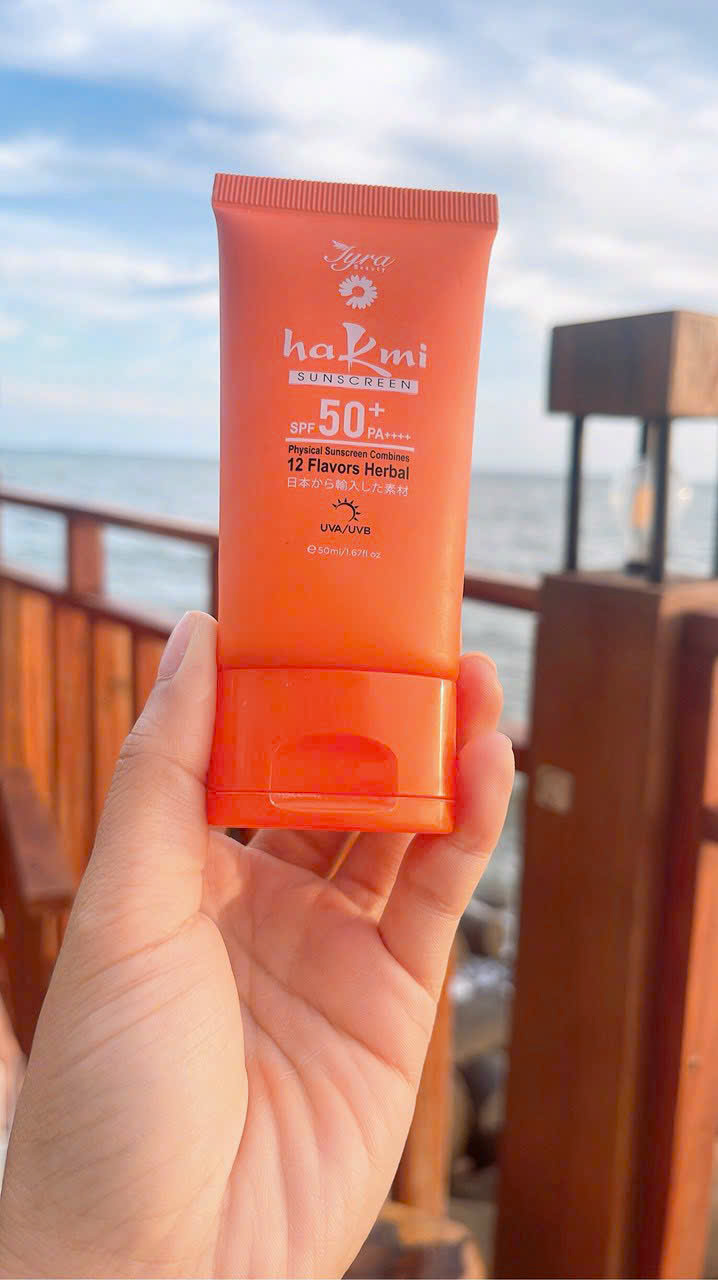 Kết cấu Kem Chống Nắng Hakami SPF50+ PA++++ Kem Chống Nắng Hakami với kết cấu mỏng nhẹ, dễ tán, phù hợp cho nhiều loại da, đặc biệt là da nhạy cảm.