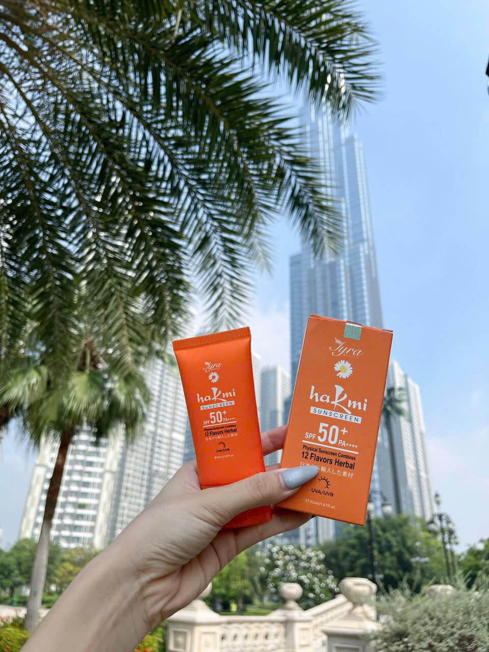 Hình ảnh sản phẩm kem chống nắng Hakami SPF 50+ PA++++ – thiết kế gọn nhẹ, phân phối bởi Mỹ phẩm Thanh Trang. Hình ảnh sản phẩm kem chống nắng Hakami SPF 50+ PA++++ – thiết kế gọn nhẹ, phân phối bởi Mỹ phẩm Thanh Trang.