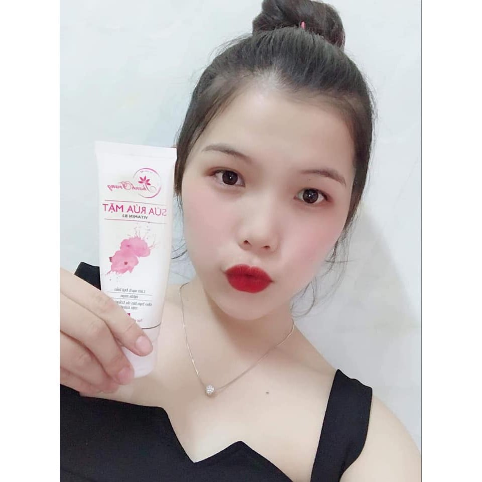 Trải nghiệm Sữa Rửa Mặt Vitamin B3 Thanh Trang Khách hàng sử dụng Sữa Rửa Mặt Vitamin B3 Thanh Trang trong quy trình chăm sóc da hằng ngày.