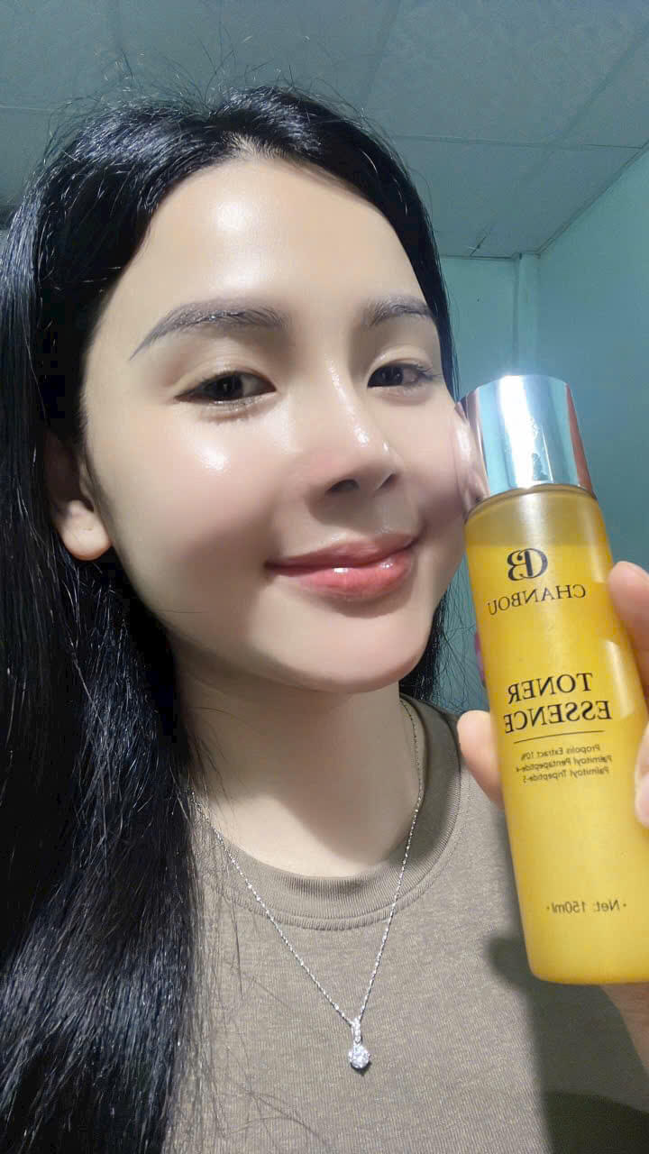 Làn da sau khi sử dụng toner keo ong Chanbou – căng mịn và dịu mát thấy rõ. Sản phẩm chính hãng từ Mỹ phẩm Thanh Trang. Làn da sau khi sử dụng toner keo ong Chanbou – căng mịn và dịu mát thấy rõ. Sản phẩm chính hãng từ Mỹ phẩm Thanh Trang.