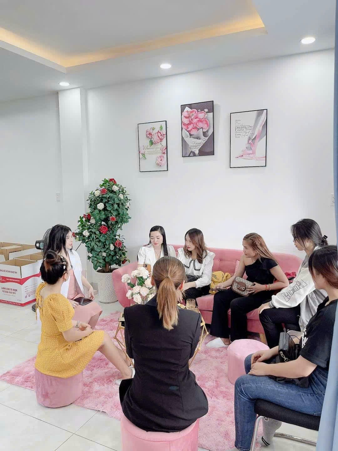 Linh Chi Vi Mụn - Sản phẩm chủ lực trong liệu trình tái tạo da Thanh Trang Khách hàng sử dụng liệu trình tái tạo da Thanh Trang với Linh Chi Vi Mụn để cải thiện tình trạng mụn.
