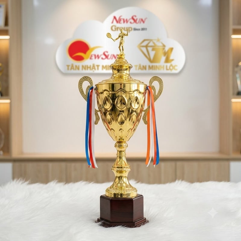 Cúp cầu lông đẹp kiểu dáng giọt nước