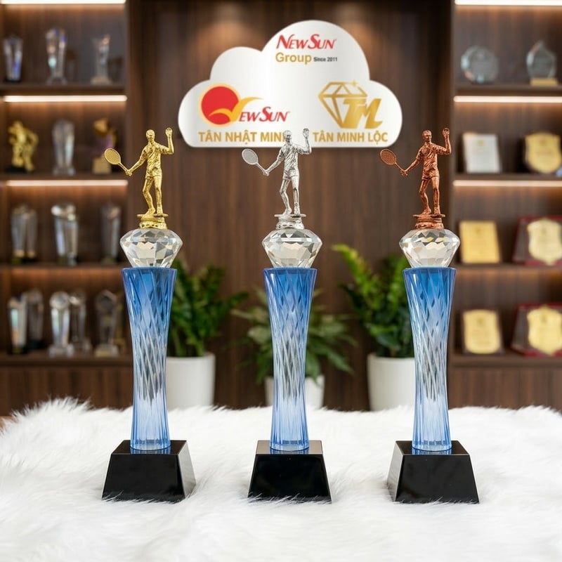 Mẫu cúp cầu lông đẹp thiết kế thân xoắn
