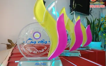Làm Kỷ Niệm Chương: Thể hiện tình cảm và giá trị đích thực