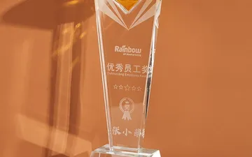 Cúp Pha Lê Đẹp: Món Quà Lưu Niệm Độc Đáo