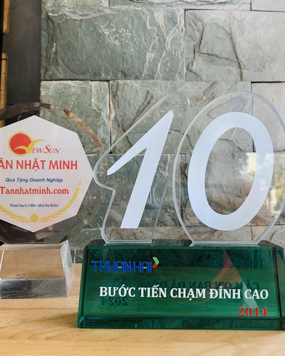 Kỷ niệm chương pha lê số 10, xưởng sản xuất