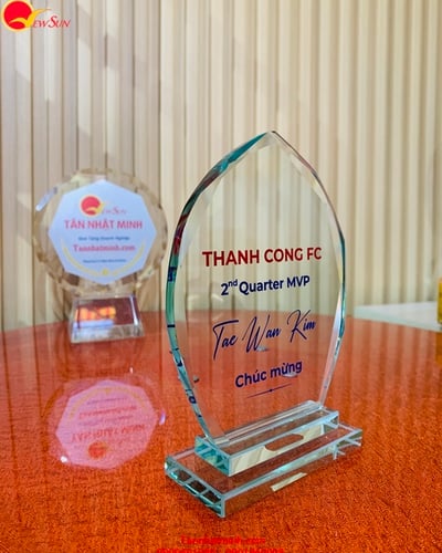 kỷ niệm chương thuỷ tinh lưu niệm đẹp