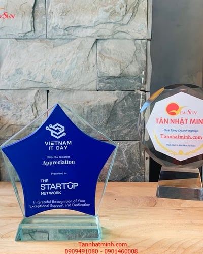 kỷ niệm chương thủy tinh giá siêu rẻ 3