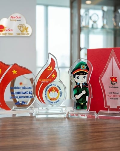 kỷ niệm chương pha lê thuỷ tinh công an xã, đại hội, gia đình văn hoá, gương người tốt