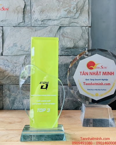 Cúp thủy tinh giá rẻ 18