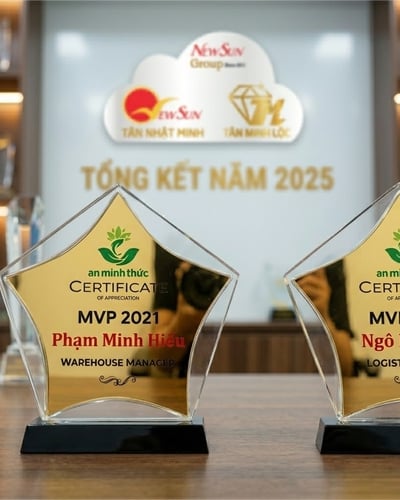 Kỷ niệm chương pha lê, Xưởng sản xuất pha lê, vinh danh nhân viên (25)