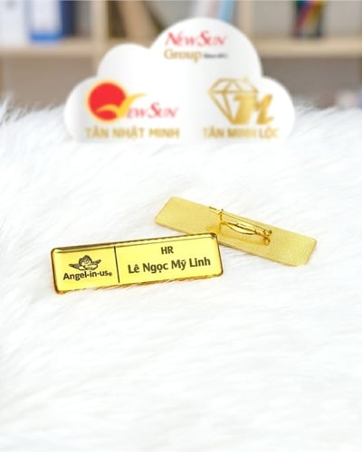 Làm Bảng Tên Nhân Viên Cài Áo Đẹp - Đồng Mạ Vàng Nền BÓNG