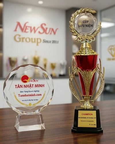 Cúp Nhựa Thể Thao Thân Trụ Đỏ