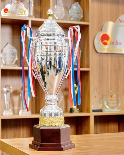 Cúp thể thao kim loại thân Bạc 79