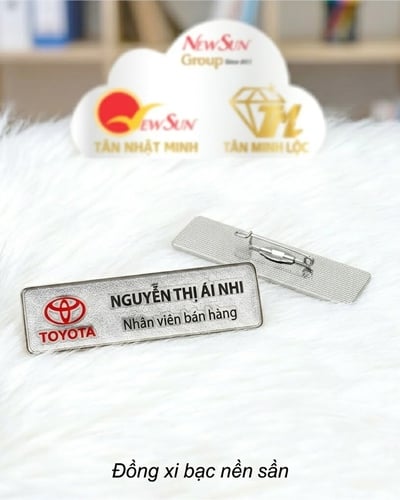 Làm Bảng Tên Nhân Viên Cài Áo Đẹp - Đồng Mạ Bạc Nền Sần