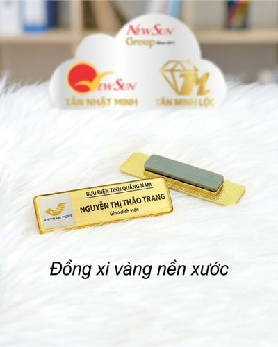 Làm Bảng Tên Nhân Viên Cài Áo Đẹp - Đồng Mạ Vàng Nền Xước