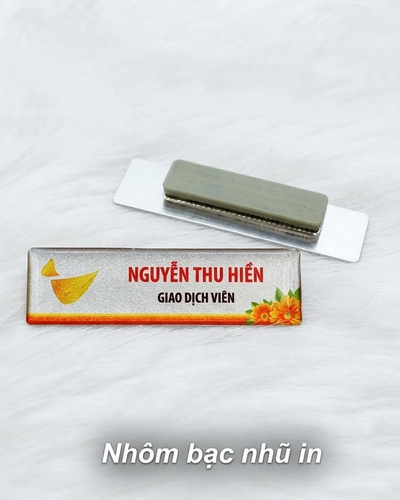 Làm Bảng Tên Nhân Viên Cài Áo Đẹp - Nhôm Bạc Nhủ In UV