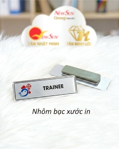 Làm Bảng Tên Nhân Viên Cài Áo Đẹp - Nhôm Bạc Xước In UV