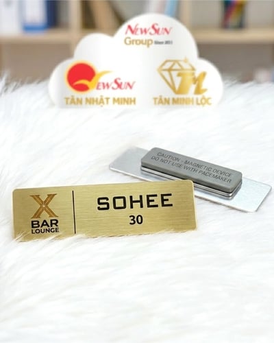Làm Bảng Tên Nhân Viên Cài Áo Đẹp - Nhôm Lấy Gấp In Nhanh