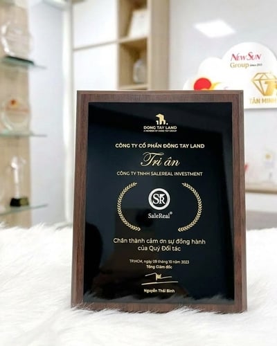 Bảng Vinh Danh Mica Đen Đế Gỗ BVD-M10