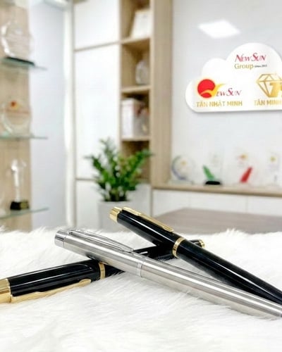 Bút Kim Loại Khắc Tên & Logo Theo Yêu Cầu – Quà Tặng Doanh Nghiệp Cao Cấp