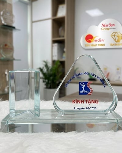 Kỷ niệm chương đẹp để manecard cắm bút tam giác