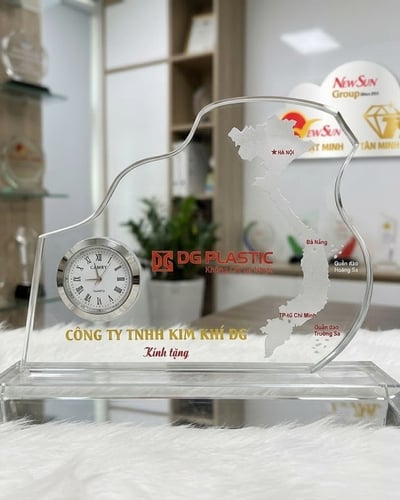 Đặt Kỷ niệm chương để bàn đồng hồ bản đồ Việt Nam