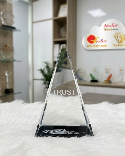 Chặn giấy pha lê để bàn hình tháp