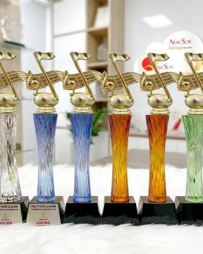 Cúp âm nhạc pha lê thân màu đẹp