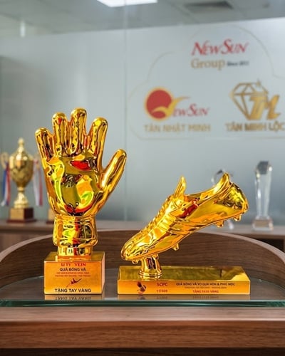 Cúp thể thao bàn tay vàng và chiếc giầy bóng đá