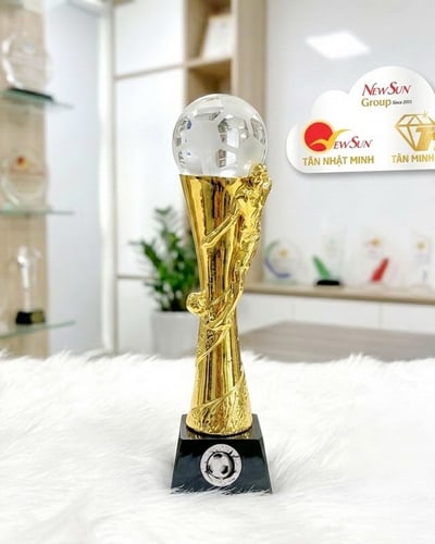 Cúp Bóng Đá Người Poly Mạ Vàng 