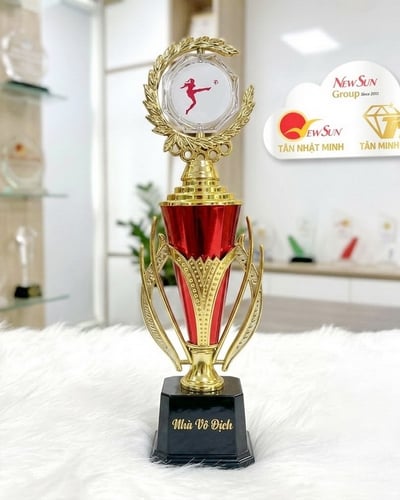 Cúp Đá Banh Trụ Đỏ Đầu Tròn