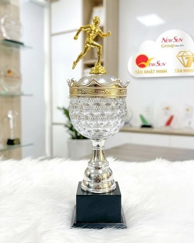 Cúp Chạy Bộ Chén Pha Lê Chân Kim Loại Bạc 