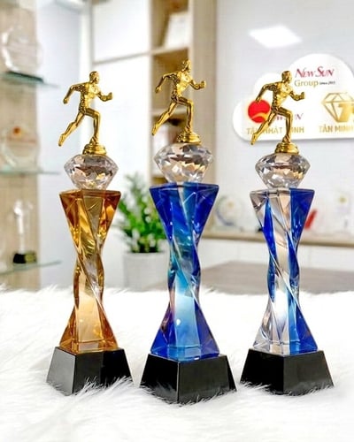 Cúp Chạy Bộ Pha lê Màu Đẹp