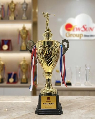 Cúp golf đẹp kim loại thể thao thân xoắn