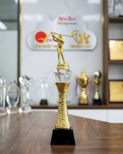 Cúp golf đẹp kim loại thể thao mạ vàng 