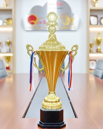 Cúp thể thao kim loại mẫu cao cấp 99