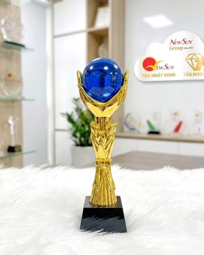 Cúp lưu niệm vinh danh si mạ vang Bàn tay 