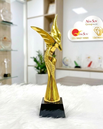 Cúp vinh danh lưu niệm mạ vàng chim đại bàng