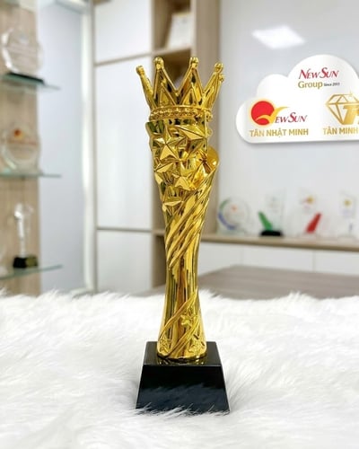 Cúp lưu niệm vinh dnah mạ vàng vương miện