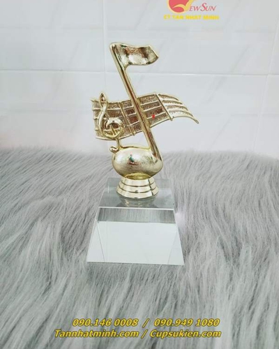 Cúp nhựa giá rẻ 8