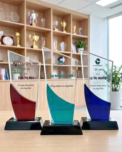 Cúp pha lê đẹp in 3 màu theo yêu cầu