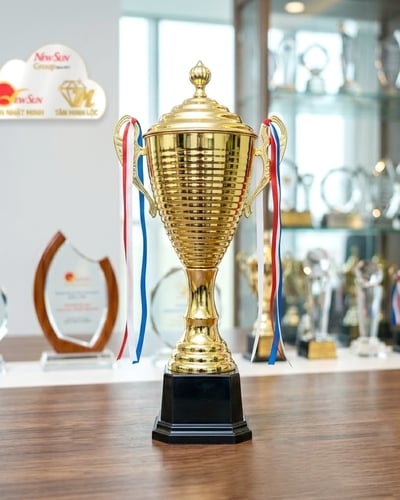 Cúp Thể Thao Kim Loại Đẹp Mẫu Thân Sọc Ngang Đẹp