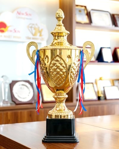 Cúp Thể Thao Kim Loại Cao Cấp - Mẫu Mới Nhập VIP 8 Cao 68 cm 
