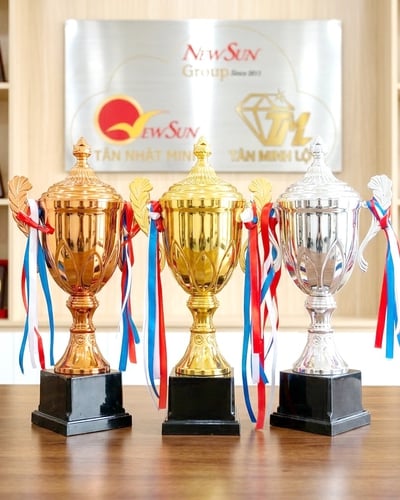 Cúp Thể Thao Kim Loại Đẹp Mẫu 3 Lá