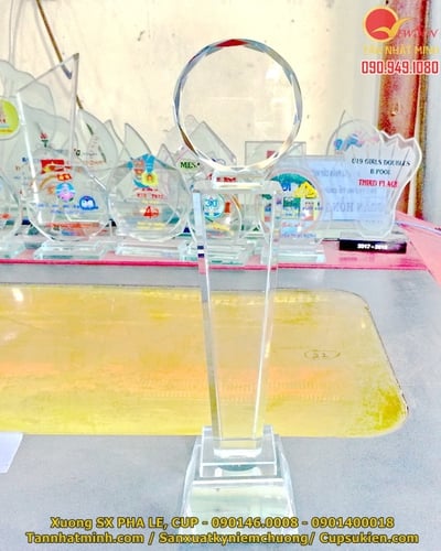Cúp thủy tinh giá rẻ 28