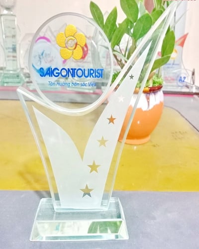Cúp thủy tinh giá rẻ 31