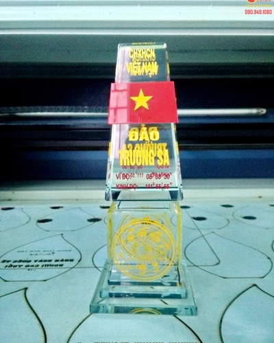 Cúp thủy tinh giá rẻ 2