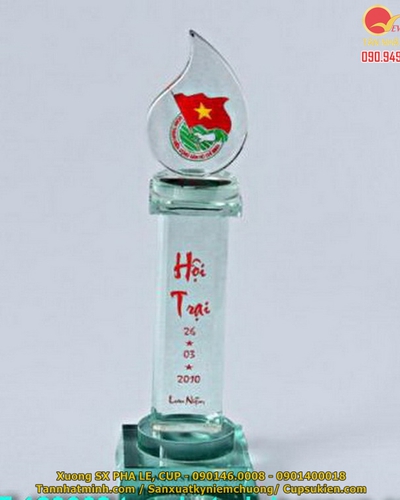Cúp thủy tinh giá rẻ 7